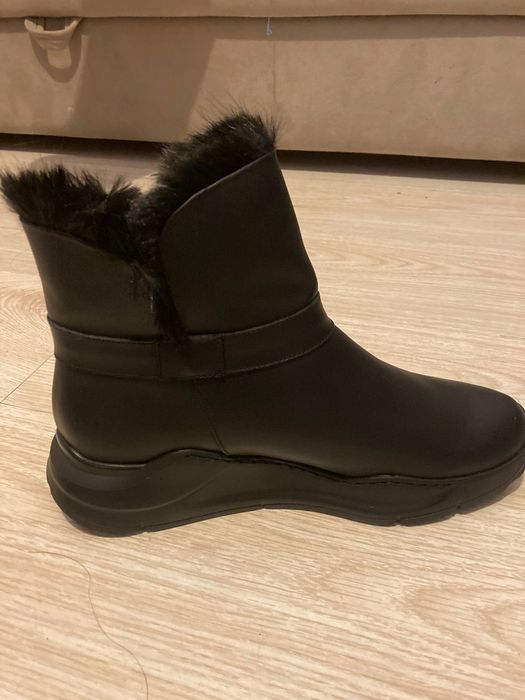 Продам женский обувь.