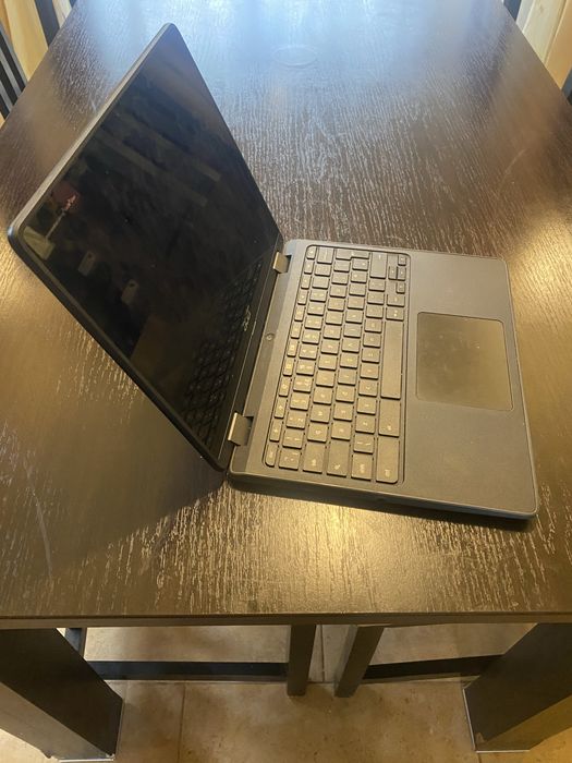 Vind chrome book  in stare foarte buna