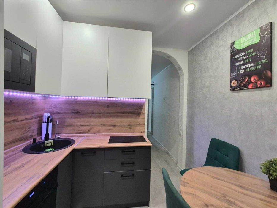 Продам 2-комн квартиру, на 4 мкр на 5/5 эт .