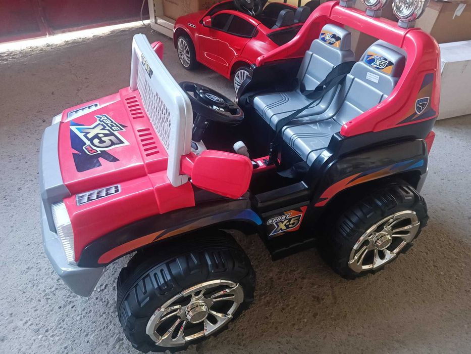 Mașinuță electrică jeep de teren, roșu, 2 locuri, roti mari - ca nouă!