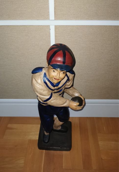 Антикварна дървена фигура на играч с топка от 20 те г. на миналия век