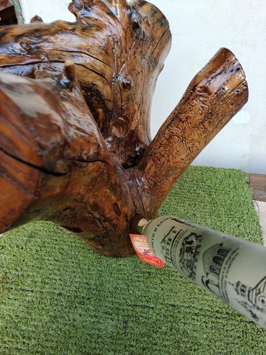 Ръчно изработена дървена поставка за бутилки