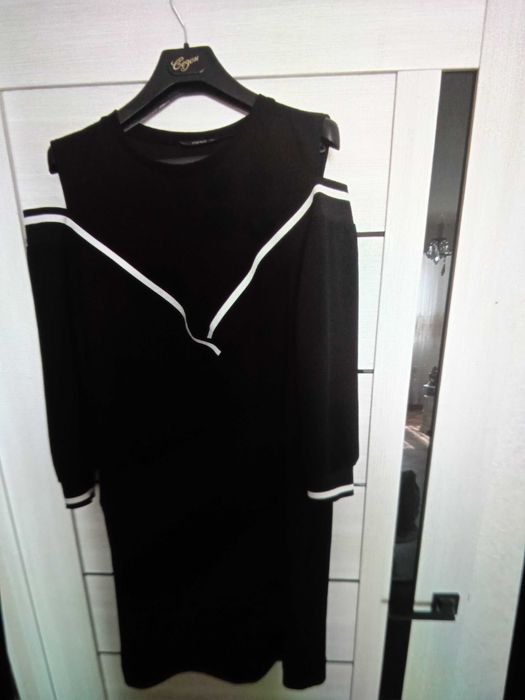 Черное платье из трикотажа,
