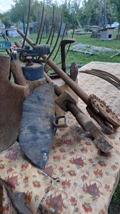 Lampa benzina,mocxi de 2 țoli,furci,sape,sănătoase (hirlete ) în stare