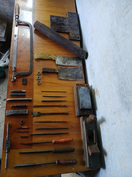 Lot scule vechi și rezistente – topoare, ciocane, baroase, rindele, fierăstrău, foarfeci tablă