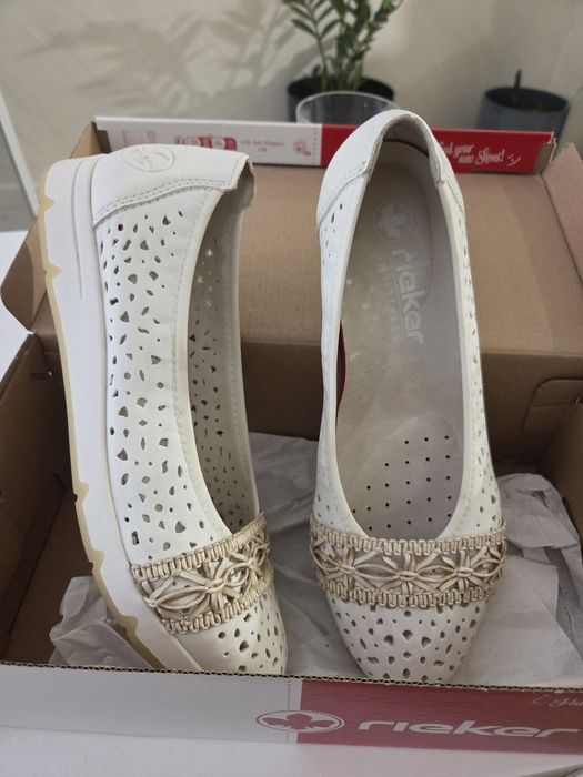 Бели дамски обувки Rieker