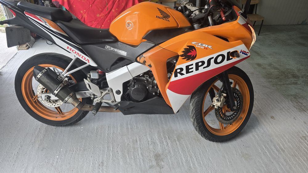 Vând honda cbr 125R