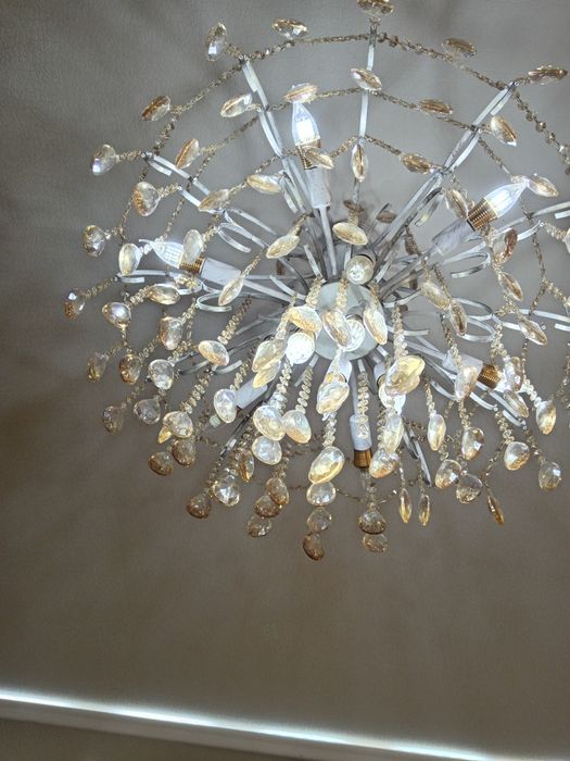 Люстра сотилади.