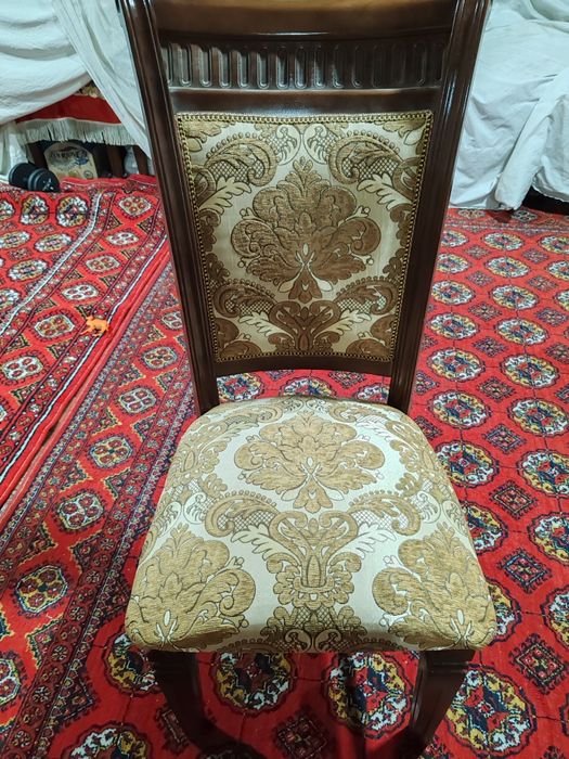 Продаются 12 стульев и 1 стол