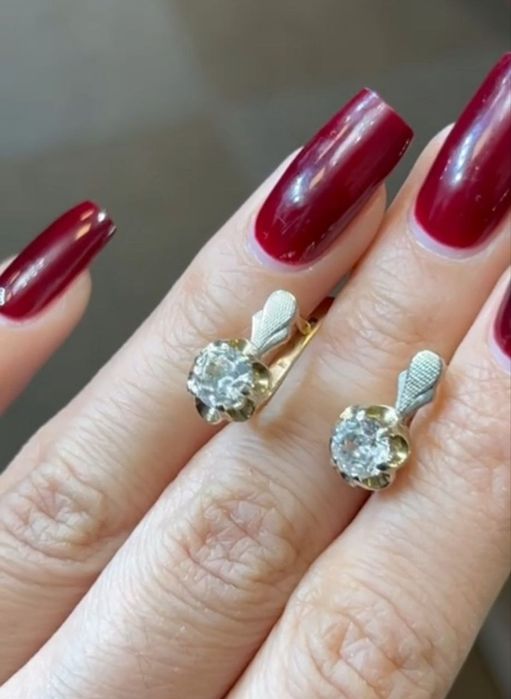 Ювелирные золотые серьги.