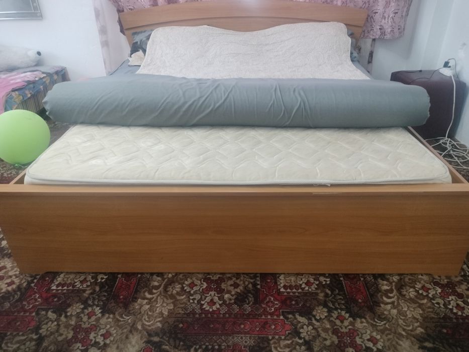 De vânzare două paturi matrimoniale.
