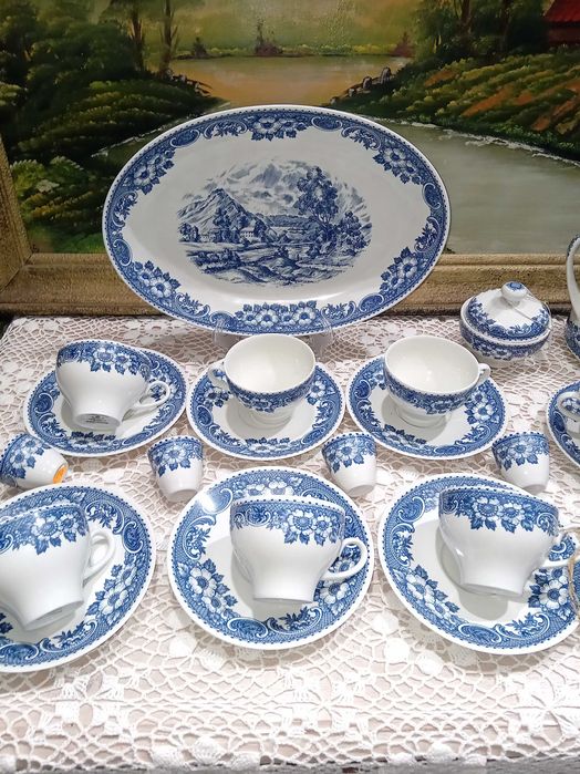 Сервизи за хранене и кафе.