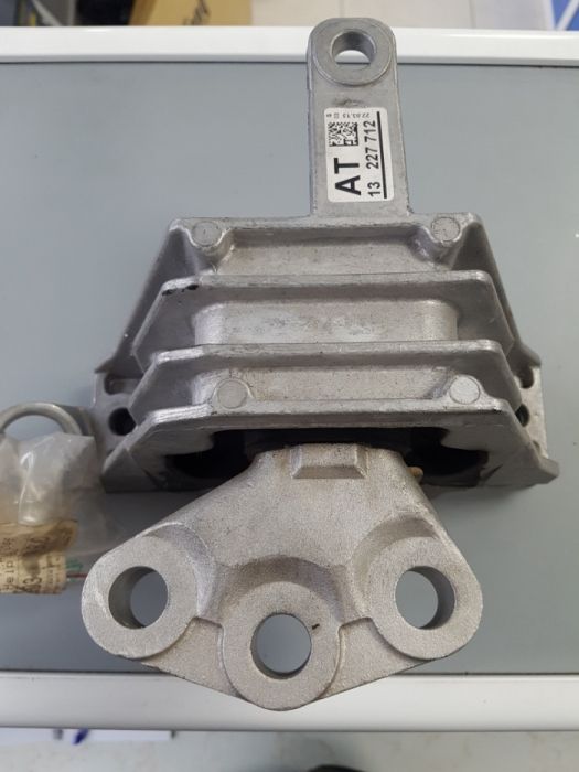 Тампон двигател INSIGNIA