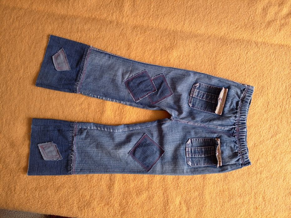 Джинсы и джинсовая куртка.