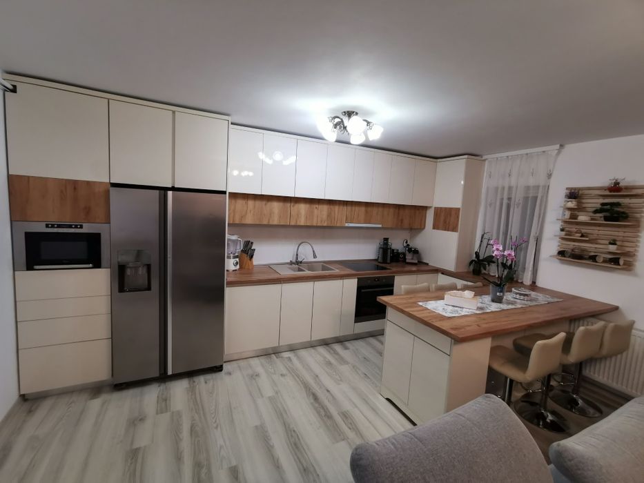 Ofer apartament de închiriat