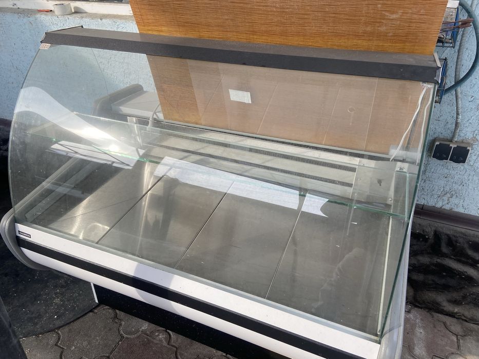 Продам витринный холодильник