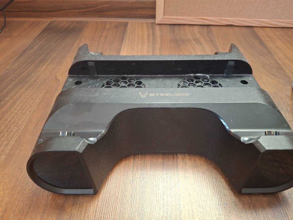 Playstation 4 Pro + 2 джойстика и 7 игри