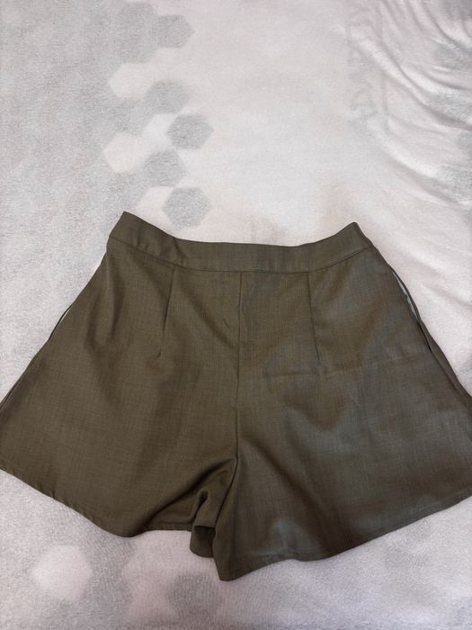 Къси панталони в цвят Khaki
