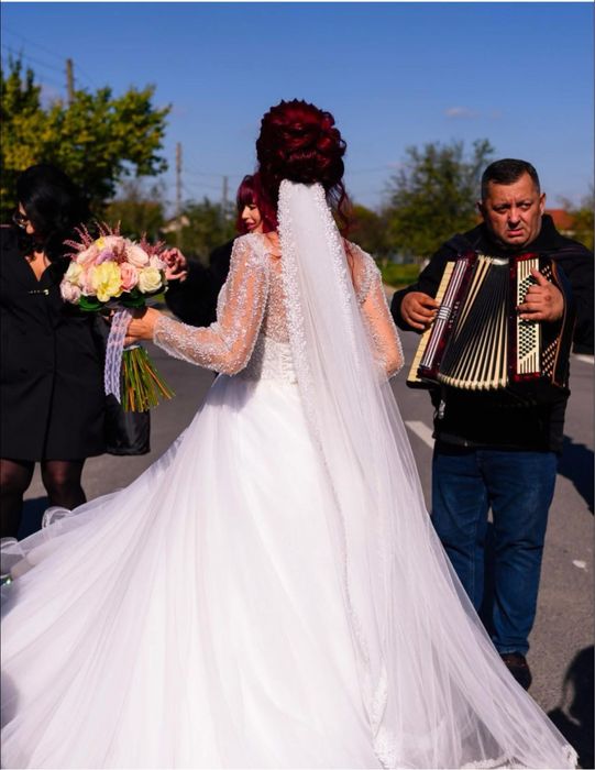 Rochie de mireasa, costum de mire