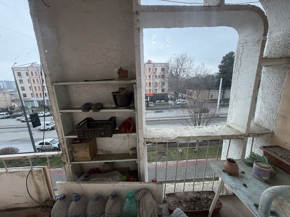 Сотилади 2хона вокзал 3 этаж 9 этажлик дом  6 метр балкон бор