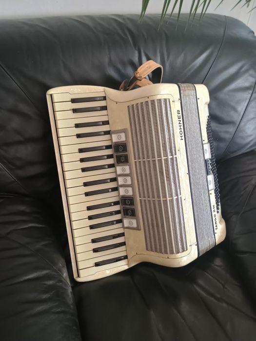 Vând acordeon Hohner