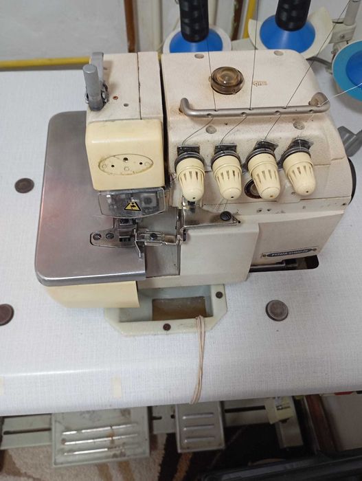 Mașină de cusut industrială