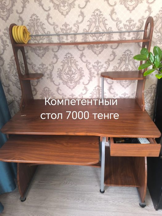 Продам компьютерный стол