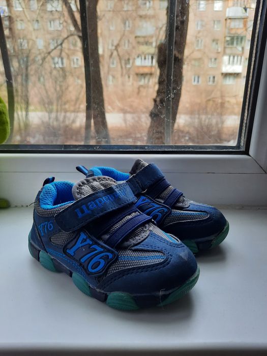 Продам кроссовки на мальчика.