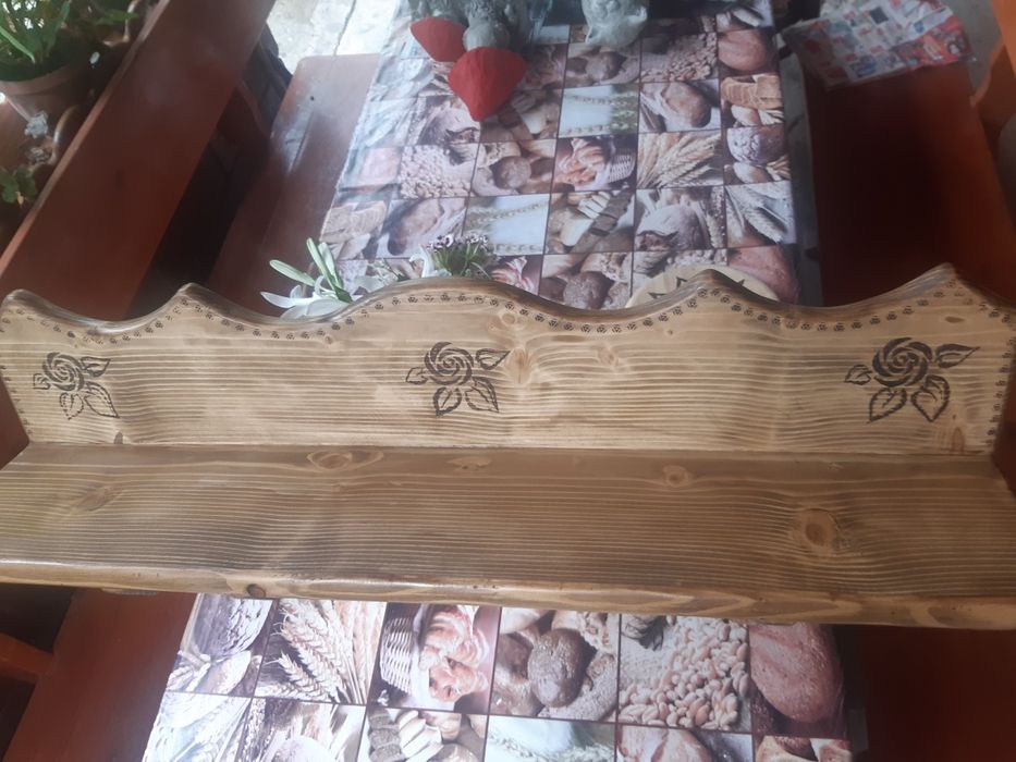 Битова етажерка с орнаменти.