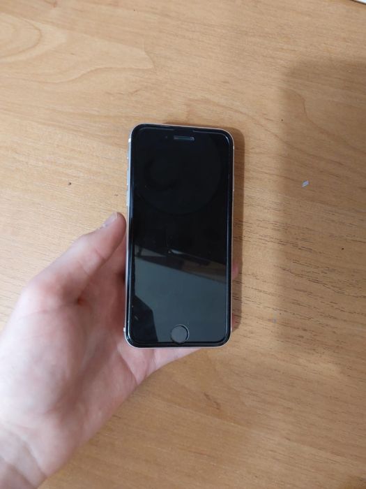 Продам iphone se 2020 на 128 гб