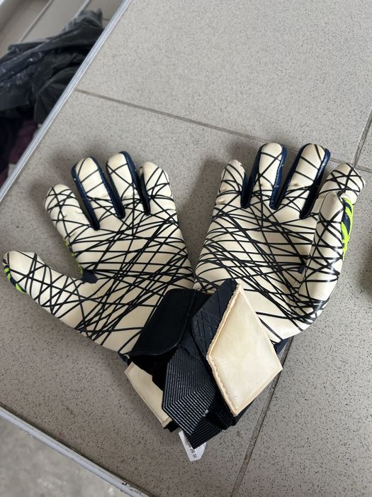 Вратарски ръкавици uhlsport Prediction Ultragrip HN с персонализиран надпис "Laura Sieger".