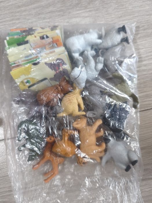 196 броя играчки от яйца Kinder