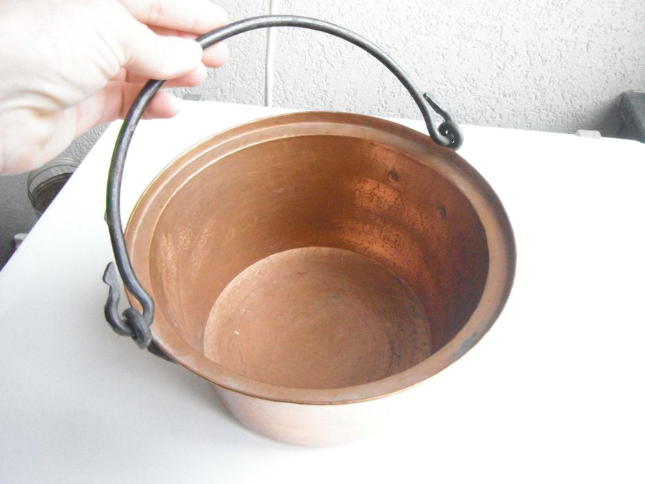 Голямо медно котле и чайник от мед с дървена дръжка