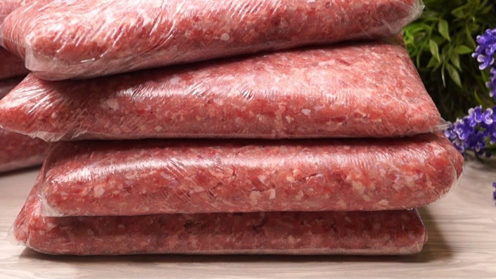 Натуральный говяжий фарш для собак и кошек.