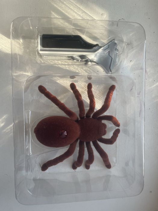 Игрушка . Игрушечный паук на управлении