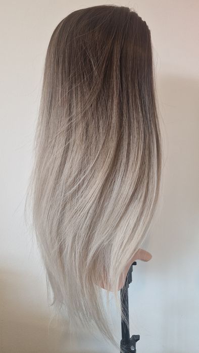 Перука омбре с тъмни корени и светли краища