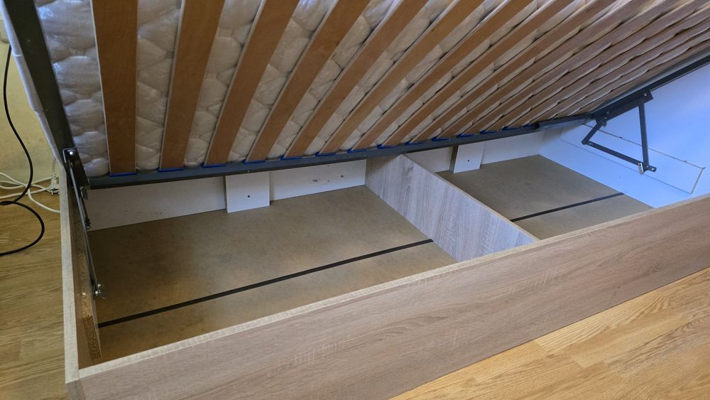 Легло с матрак и повдигащ механизъм