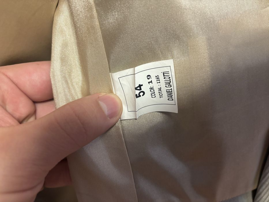 Vand costum crem nou