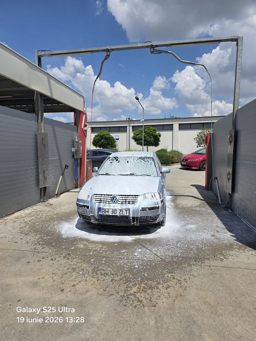 Vând Wolkswagen passat b5.5 Cu motor 1.6  + instalație gaz in mașină  o fost investit in lună mai 170 milioane!!!