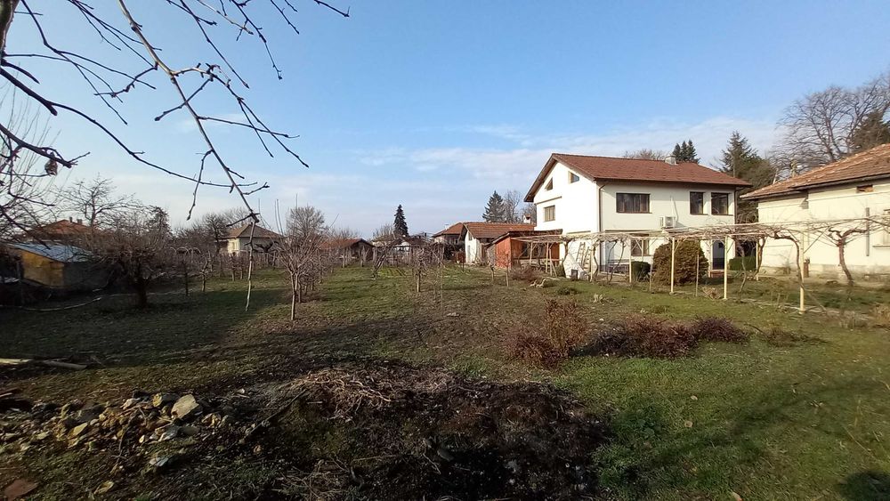 Имот в с. Бабово - 3 къщи с просторен парцел