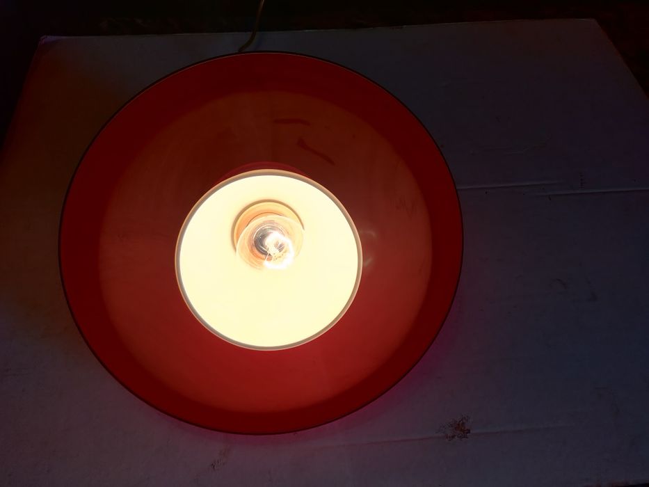 Lampa -lustra roșie