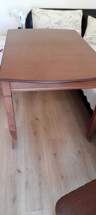 Продавам трапезна разтегателна маса размери д155  ш 80 в75. цена 160лв