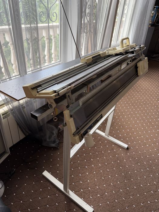 Вязальная машина SILVER REED SK280 со столом вместе