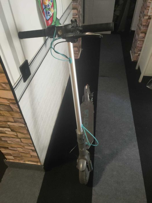Trotinetă electrică Motus 8.5 – stare foarte bună, încă în garanție