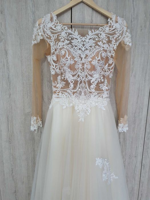 Rochie de mireasa,  voal si crinolina.