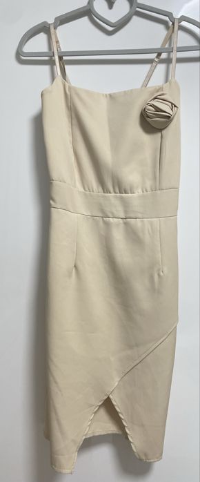 Кокетна екрю къса рокля