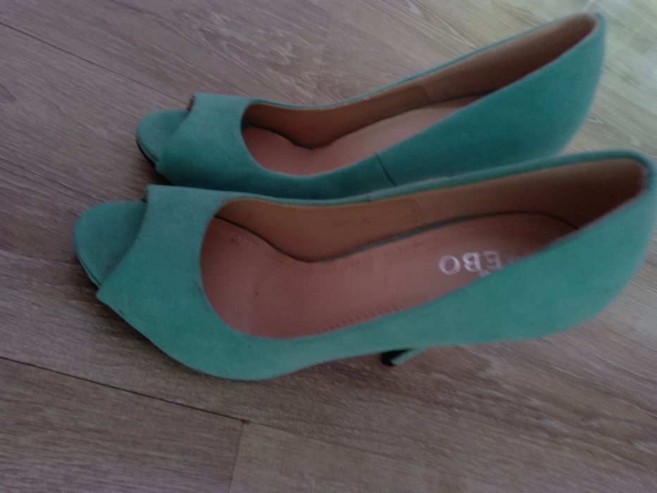 Vând pantofi mărimea 39 -40