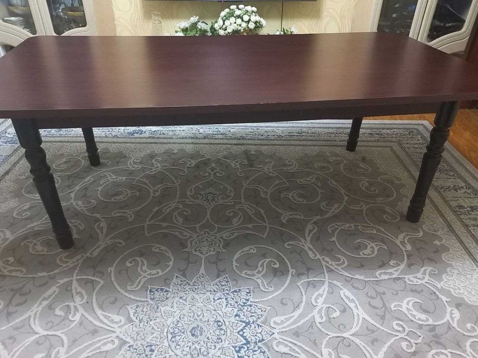 Стол и стулья для гостиной