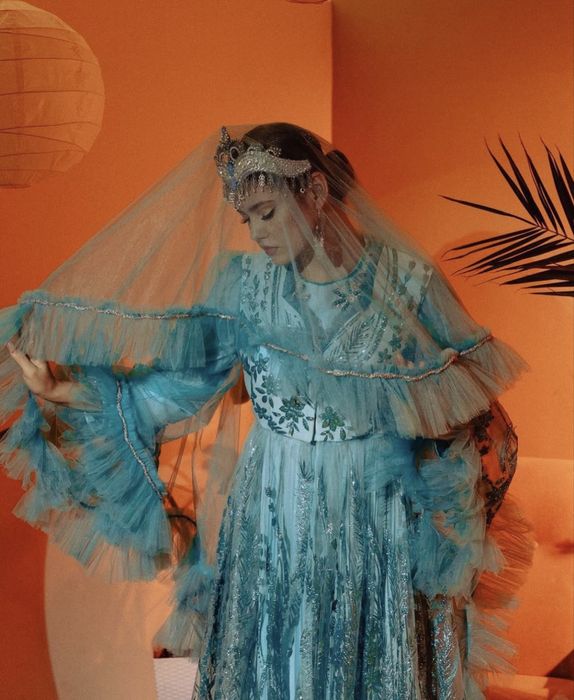 Kelinlarimiz uchun ajoyib ansambil, tilla qosh taqinchoqlari ichida