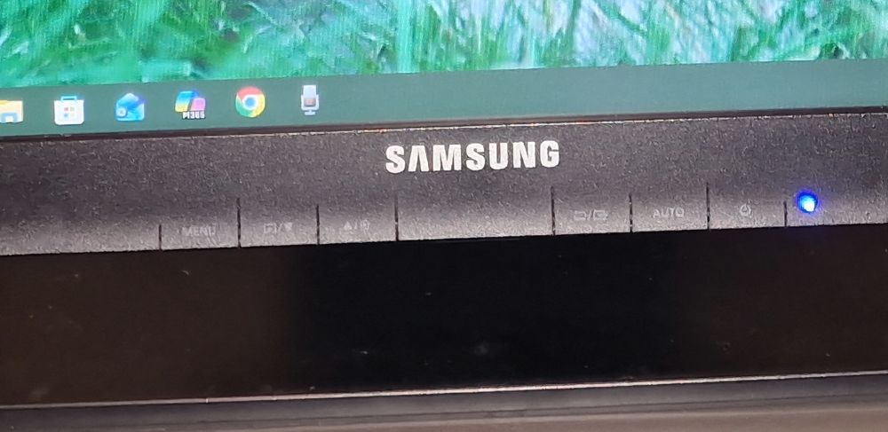 Продавам 22 инчов монитор Samsung SyncMaster SA450
